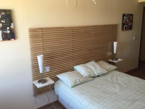 une chambre avec un lit avec une tête de lit en bois dans l'établissement Costa Esuri Golf y Playa, à Ayamonte 11 autres photos