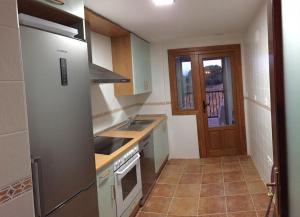 une petite cuisine avec un évier et une cuisinière dans l'établissement Costa Esuri Golf y Playa, à Ayamonte