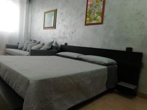 - une chambre avec un grand lit et deux canapés dans l'établissement Mattei Domus, à Lesina