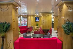 Un lugar para sentarse en Hôtel Hadaik Ain Asserdoune