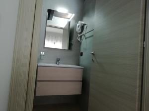 La salle de bains est pourvue d'un lavabo et d'un miroir. dans l'établissement Mattei Domus, à Lesina