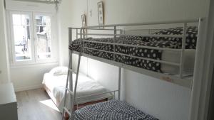 カンカルにあるMaison du Pecheurの窓付きの客室で、二段ベッド2台が備わります。