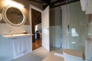 Koupelna v ubytování Hotel Torre Zumeltzegi + 37 fotografií