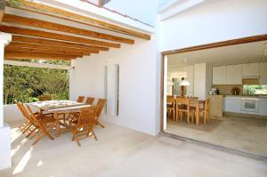 a kitchen and dining room with a table and chairs at K-Mari Villa Formentera in Playa Migjorn