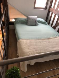 een stapelbed in een kamer met een trap bij Lucarne Enchantée in Honfleur