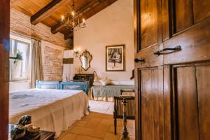 a bedroom with a bed and a room with a bed sqor at GaeLeon Campofilone in Campofilone
