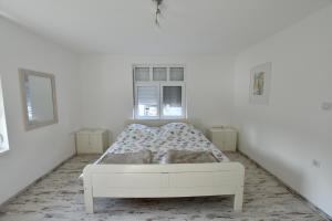 Ένα ή περισσότερα κρεβάτια σε δωμάτιο στο Domacinstvo Jovic +65 φωτογραφίες