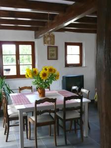 comedor con mesa y sillas en La Pomme de Pin, en Raedersdorf