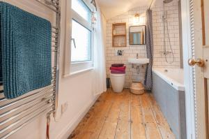 La salle de bains est pourvue de toilettes, d'un lavabo et d'une baignoire. dans l'établissement Regal House Exeter, à Exeter
