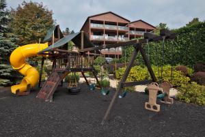 een speeltuin met een glijbaan bij The Lodges at Cresthaven in Lake George