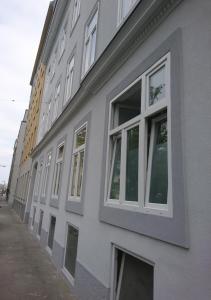 una fila de ventanas en el lateral de un edificio en Sweet Dreams en Viena