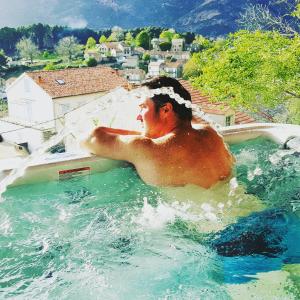 um homem está numa piscina de água em San Larenzu em Aullène