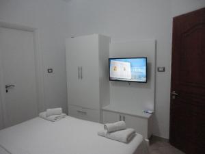 Una televisión o centro de entretenimiento en Oruci Apartments