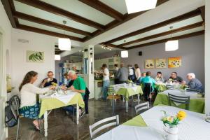 Oaspeți care stau la Sofia Hotel