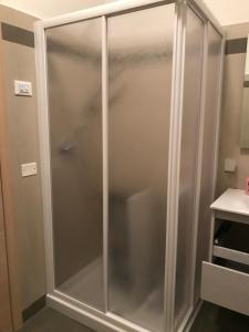 una doccia con porta in vetro in bagno di Mirtillhouse ad Andalo