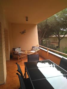 a patio with a table and chairs and a butterfly on the wall at porta del golf in Pals