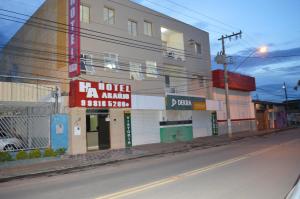 un edificio al lado de una calle en Hotel e Restaurante Araújo en Montes Claros