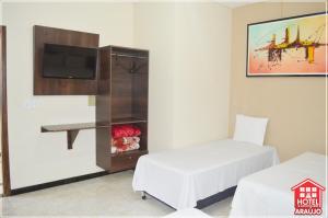 Hotel e Restaurante Araújo tesisinde bir odada yatak veya yataklar