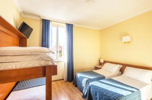 sypialnia z dwoma łóżkami i oknem w obiekcie Hotel Tempio Di Pallade w Rzymie +37 zdjęć