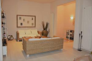 sala de estar con sofá de mimbre en una habitación en MODERN TOWNHOUSE IN TUSCANY BY THE SEA, en Lido di Camaiore