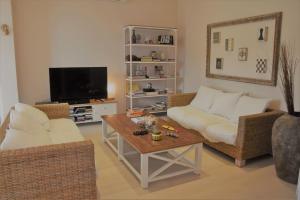 sala de estar con 2 sillas y mesa de centro en MODERN TOWNHOUSE IN TUSCANY BY THE SEA, en Lido di Camaiore