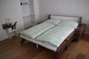 Bett in einem Zimmer mit Holzboden in der Unterkunft Apartment NUMBER 5 in Wien