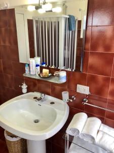 a bathroom with a sink and a mirror at Casa Vacanze Sonetto in Maruggio