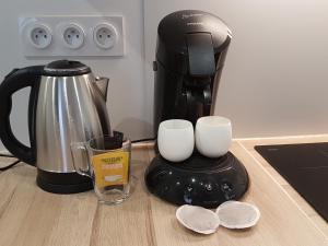 Coffee and tea making facilities at Hypercentre, Calme, Cosy, Parking Gratuit, Netflix Gratuit