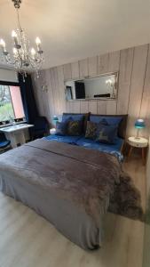una camera da letto con un grande letto con cuscini blu di Mike's Apartment inkl. Oberstaufen Plus Card a Oberstaufen
