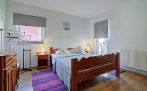 ein Schlafzimmer mit einem Bett, einer Kommode und einem Fenster in der Unterkunft Apartment Senia in Senj