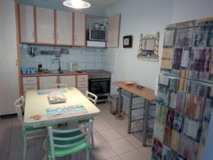 アルゴストリオンにあるCozy House in Argostoliのキッチン(テーブル、テーブル、椅子付)