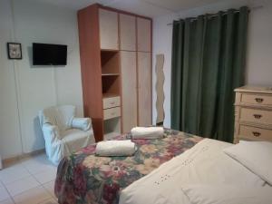 Una cama o camas en una habitación de Cozy House in Argostoli