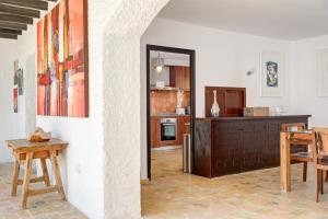 salon ze stołem i kuchnią w obiekcie Buccara Villa Poniente w mieście Villajoyosa