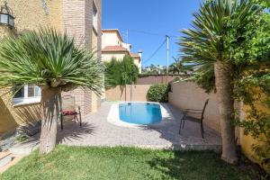 Bazén v ubytování Habitaciones en Casa Céntrica con piscina nebo v jeho okolí + 26 fotografií