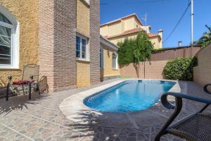 Bazén v ubytování Habitaciones en Casa Céntrica con piscina nebo v jeho okolí