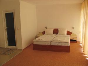 プリモルスコにあるStop Hotelのベッドルーム1室(白いシーツと枕のベッド1台付)