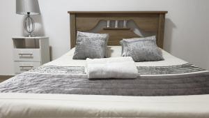 a large bed with two pillows on top of it at Appartement de Revé in Praia
