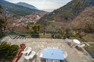 una mesa azul y sillas en un patio con vistas en Villa Pia Recco, en Recco