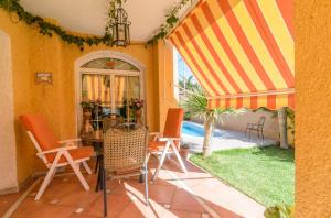 Bazén v ubytování Habitaciones en Casa Céntrica con piscina nebo v jeho okolí