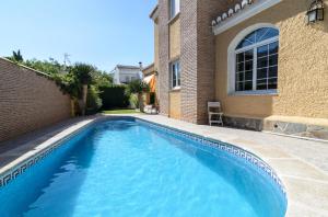 Bazén v ubytování Habitaciones en Casa Céntrica con piscina nebo v jeho okolí