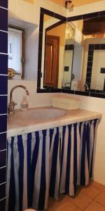 een badkamer met een wastafel en een spiegel bij Casa Bensaia in Mulazzo