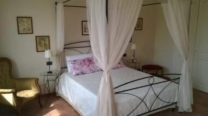 - une chambre avec un lit à baldaquin dans l'établissement Casa Virginia / Virginia's Home in Turin - Casalborgone, à Casalborgone