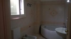 La salle de bains est pourvue d'un lavabo, d'une baignoire et de toilettes. dans l'établissement Casa Virginia / Virginia's Home in Turin - Casalborgone, à Casalborgone