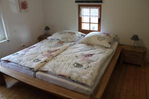 Ένα ή περισσότερα κρεβάτια σε δωμάτιο στο Ferienwohnung Haus Stein