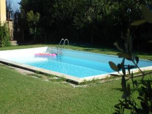 a swimming pool with a water fountain in a yard at Agriturismo Toscanella in Montebello