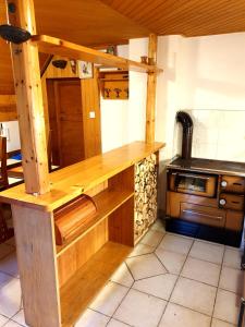 cocina con encimera de madera y fogones en Mountain apartment Uskovnica en Bohinj