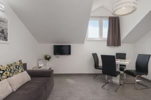 Televízia a/alebo spoločenská miestnosť v ubytovaní Sky Apartments