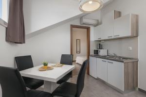 Kuchyňa alebo kuchynka v ubytovaní Sky Apartments