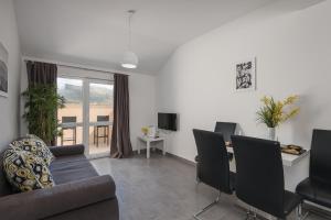 Posedenie v ubytovaní Sky Apartments