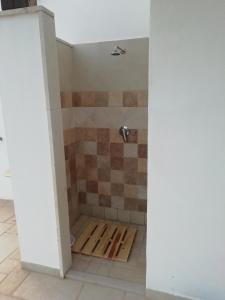 y baño con ducha y suelo de madera. en Villa Maria, en Carovigno